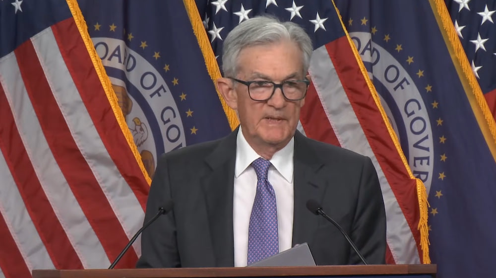 На пресс-конференции глава ФРС описал текущую ситуацию как «не имеющую безрисковых решений». По его словам, инфляционные риски по-прежнему смещены вверх, в то время как рынок труда демонстрирует признаки охлаждения.